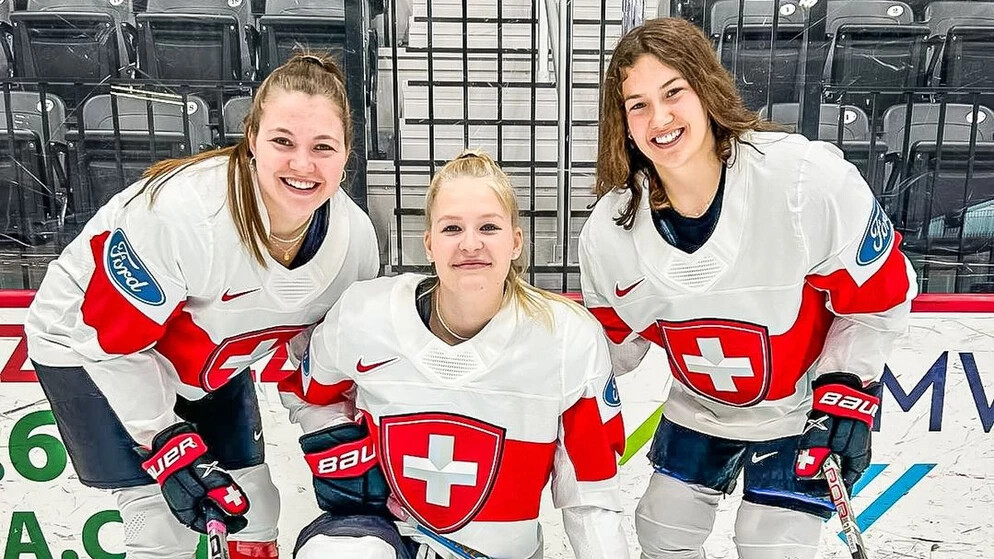 Trio an der WM: Janine Hauser, Stefanie Wetli und Leoni Balzer (von links nach rechts) sind derzeit in den USA mit dem Schweizer Eishockey-Nationalteam im gefordert.