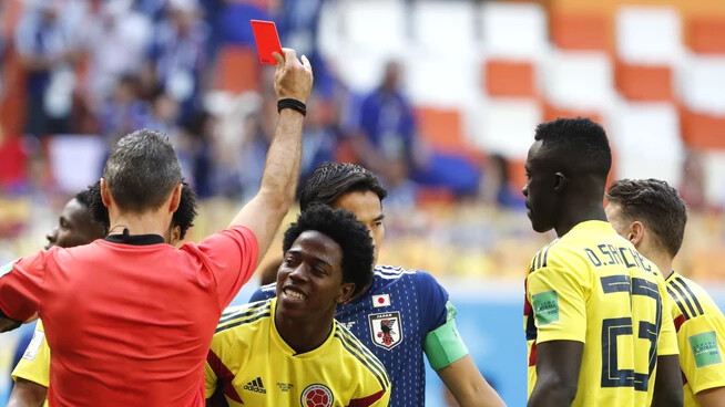 Der Kolumbianer Carlos Sanchez sieht die Rote Karte gegen Japan
