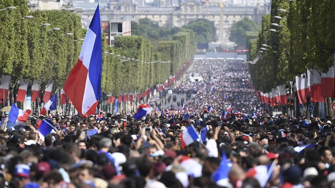 Auf deer Champs-Elysees warten Tausende von Fans auf ihre WM-Helden