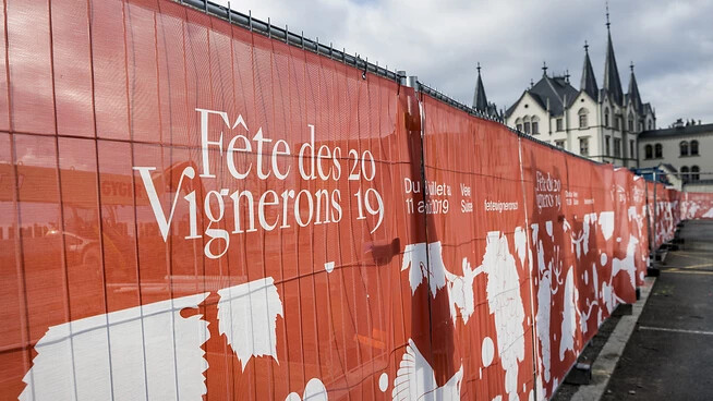 Baustelle der Arena der Fête des Vignerons auf dem Marktplatz in Vevey. Das Gewerbe soll entschädigt werden.(Archiv).