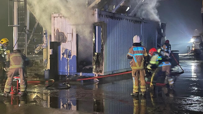 Vollbrand: Der Container brannte trotz schneller Reaktion der Feuerwehr komplett aus. 