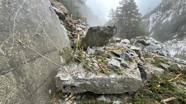 Die Engadinerstrasse zwischen Martina und der Landesgrenze ist nach einem Felssturz gesperrt, bergseitig wurde die Stützmauer zerstört.
