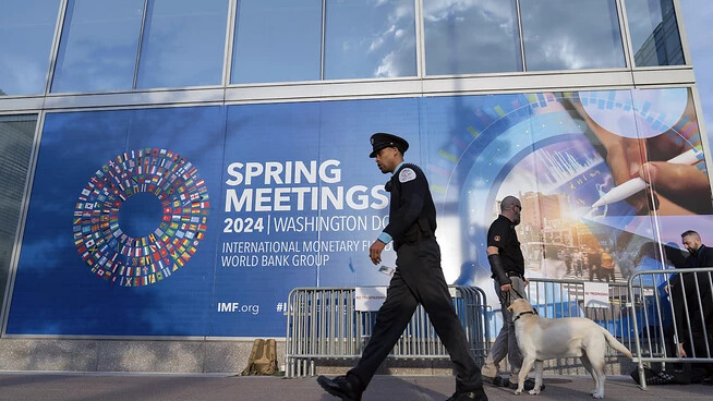 Der Schweizer "Too big to fail"-Ansatz fand beim IWF Anklang: Polizist vor dem Banner des Anlasses in Washington.