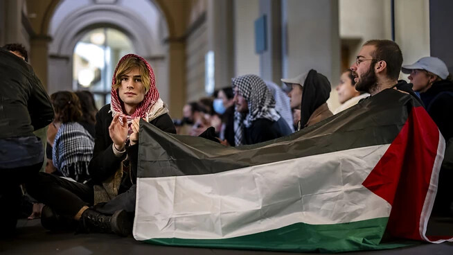 Pro-palästinensische Studierende haben kurz vor Mittag zu einem Sit-in  in der Eingangshalle der ETH Zürich aufgerufen.