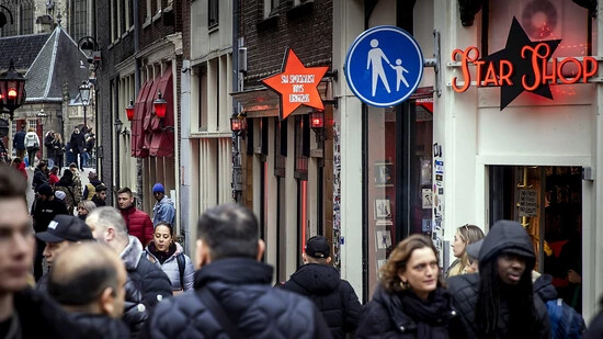Mit Einschränkungen und Verboten kämpft Amsterdam gegen die Auswüchse des Massentourismus - nun soll ein Quiz Besuchern die neuen Benimmregeln schon vor Start der Reise näher bringen. (Archivbild)