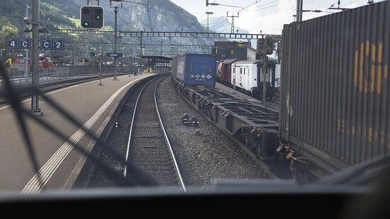 Eine Parlamentskommission fordert Massnahmen, damit mehr Güter per Bahn statt per Lastwagen durch die Alpen transportiert werden. (Archivbild)