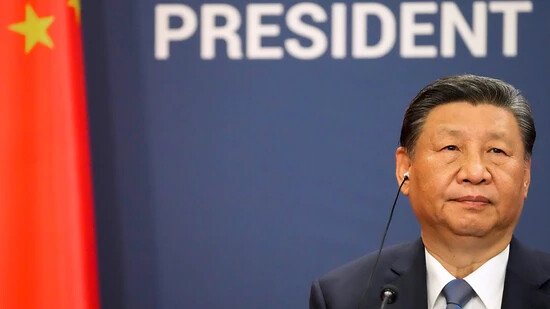 Xi Jinping, Präsident von China, hört während einer Pressekonferenz zu. Foto: Darko Vojinovic/AP/dpa