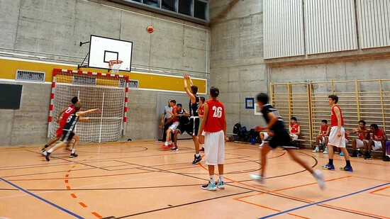 Gut gezielt: Der Basketballclub Glarus kann auf eine erfolgreiche Saison zurückblicken, so wie hier im Bild das U18-Team des Vereins.