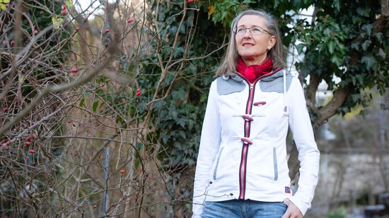 Futter und Unterschlupf für Tiere: Michaela Bauer, Präsidentin von Bird Life Graubünden, lädt dazu ein, den Garten auch mal unaufgeräumt zu lassen.