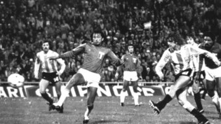 Argentiniens Mario Kempes (rechts) war an der WM 1978 nur schwer zu stoppen