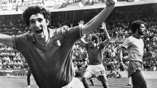Italiens Paolo Rossi (links) überraschte an der WM 1982 alle