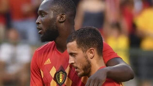 Die belgischen Torschützen Romelu Lukaku und Eden Hazard gratulieren sich gegenseitig