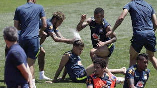 Im lockeren Training "Opfer" eines Geburtstags-Scherzes seiner Kollegen: Brasiliens Philippe Coutinho
