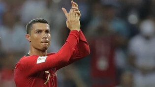 Cristiano Ronaldo applaudiert dem Publikum und das Publikum ihm