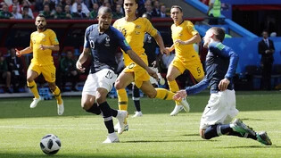 Der erste aktive Entscheid des Video-Schiedsrichters an einer Fussball-WM: Antoine Griezmann wird gefoult