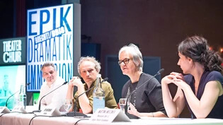 An einem Tisch: Nikolaus Schmid, Samuel Schwarz, Ute Haferburg und Martina Mutzner (von links) stellen das Programm des Brecht-Festivals vor.