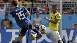 Der Japaner Yuya Osako (links) und Kolumbiens Wilmar Barrios duellieren sich im ersten WM-Spiel der Gruppe H