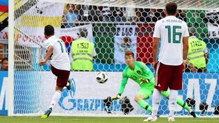 Carlos Vela bezwingt Südkoreas Goalie Jo Hyeon-Woo vom Penaltypunkt