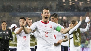 Wollen im Anschluss an die Partie gegen Costa Rica über den dritten Achtelfinal-Einzug in Serie jubeln: die Schweiz und ihr Captain Stephan Lichtsteiner