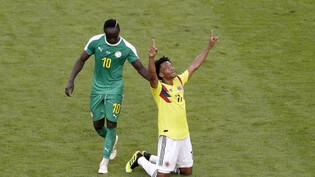Kolumbiens Cuadrado jubelt, Senegals Sadio Mané zieht geschlagen davon