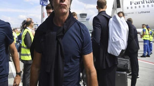 Bundestrainer Joachim Löw flog mit seinem Team schon früh nach Hause.