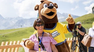 Bundesrätin Doris Leuthard mit dem Maskottchen des Bärenparks während der Eröffnungsfeier in Arosa.