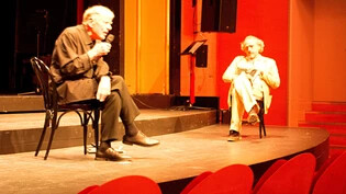 Kurz vor dem Krach auf der Bühne im Theater Chur: «Camp der Zukunft»-Kurator Samuel Schwarz (rechts) wartet auf die Gelegenheit, seinem Gesprächsgast Claus Peymann ins Wort zu fallen.