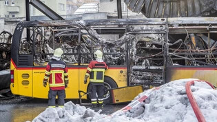 17 Postautos wurden vom Brand komplett zerstört, acht teilweise beschädigte können repariert werden.