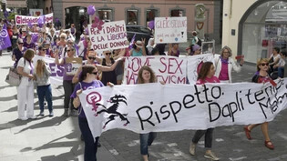 Mit einem Frauenpower-Marsch geben Frauen auf den Churer Strassen den Ton an.
