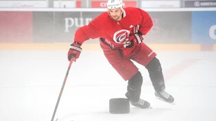 Schleifen in der Churer Eishalle: Nino Niederreiter bereitet sich in seiner Heimat auf seine neunte NHL-Saison vor. Bild: Olivia Item-Aebli