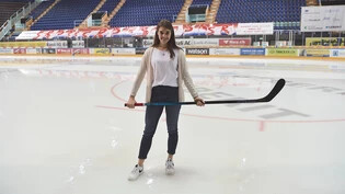 Mit dem Eishockeystock ist Sinja Leemann ein Toptalent.