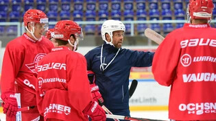 Hat das Kommando übernommen: SCRJ-Trainer Stefan Hedlund erteilt seinen Spielern Anweisungen. 
