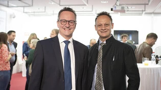 Die wiedergewählten Ständeräte Martin Schmid (FDP), links, und Stefan Engler (CVP) in Chur. (KEYSTONE/Gian Ehrenzeller)