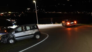 Unfall: Zwei Autos sind am Donnerstagabend in einer Rechtskurve Richtung Scharans kollidiert.
