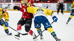 Kampf um jeden Zentimeter: Sven Jung und Antti Suomela liefern sich ein heisses Duell. 