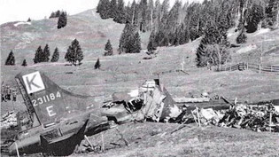 Im Einsatz schwer getroffen: Ein B-17-Bomber zerschellt am 13. April 1944 oberhalb von Siebnen am Stockberg.