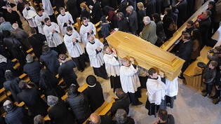Der ehemalige Bischof von Chur, Vitus Huonder, hatte darum gebeten, in Ecône im Wallis statt in Chur beigesetzt zu werden.