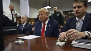 Der ehemalige US-Präsident Donald Trump (M) erscheint zu seinem Prozess vor dem Strafgericht in Manhattan. Foto: Spencer Platt/POOL Getty Images/AP/dpa