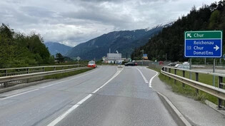 Streifkollision: Bei Domat/Ems kam es am Freitagmorgen auf der Autobahneinfahrt der A13 in Richtung Chur zu einem Unfall zwischen einem Auto und einem Töff. 