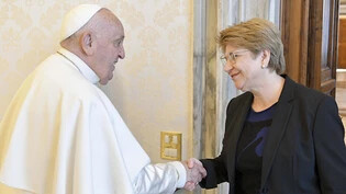 Bundespräsidentin Amherd wird von Papst Franziskus im Apostolischen Palast des Vatikans empfangen.