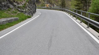 Kontrolle verloren: Ein 16-jähriger Motorradfahrer rutschte auf der Valserstrasse in die Leitplanke. 