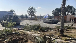 HANDOUT - Ein Panzer mit einer israelischen Flagge, der in den Gazastreifen am Grenzübergang Rafah einfährt. Foto: Uncredited/Israel Defense Forces/AP/dpa - ACHTUNG: Nur zur redaktionellen Verwendung und nur mit vollständiger Nennung des vorstehenden…
