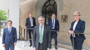 Die Mitglieder der Parlamentarischen Untersuchungskommission (PUK): Livio Zanetti, Walter Grass, Michael Pfäffli, Thomas Gort und Beatrice Baselgia (von links) vor dem Grossratsgebäude in Chur.