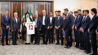 Noch auf Regimekurs: Vor knapp einer Woche hat die iranische Nationalmannschaft dem Staatsoberhaupt ihres Landes, Ibrahim Raisi, signierte Trikots überreicht. 
  
