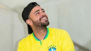 Voller Vorfreude: In seinem Brasilien-Fussballtrikot fiebert der Brasilianer Virgilio Luciani dem grossen Spiel entgegen.
