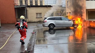 Autobrand in Schwanden: Der Motorblock des Autos steht bei der Ankunft der Feuerwehr Kärpf in Vollbrand. 