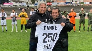 Zwei FCG-Urgesteine: Präsident Koni Gabriel (links) überreicht Italo Fiorenzi zum 250. Spiel als Betreuer des FC Glarus ein spezielles Trikot.