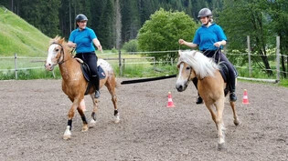 Ein gut harmonisierendes Team: Monika Gwerder (links) und Saskia Marti führen ihre Pferde zum Sieg am Patrouillenritt in Davos.