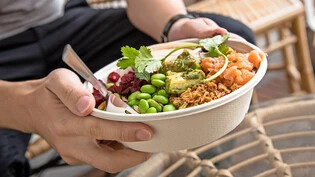 So sieht ein nahezu perfektes antientzündliches Essen aus: Eine Quinoa-Wildreis-Bowl mit Edamame, Lachs, Avocado und Roter Bete. 