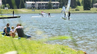 Sommer Sonne Hitze Tourismus baden surfen Kinder Lenzerheide See